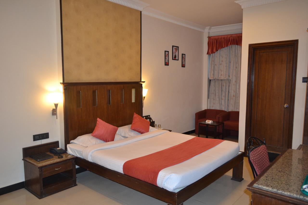 The Club Hotel Bangalore Exterior foto