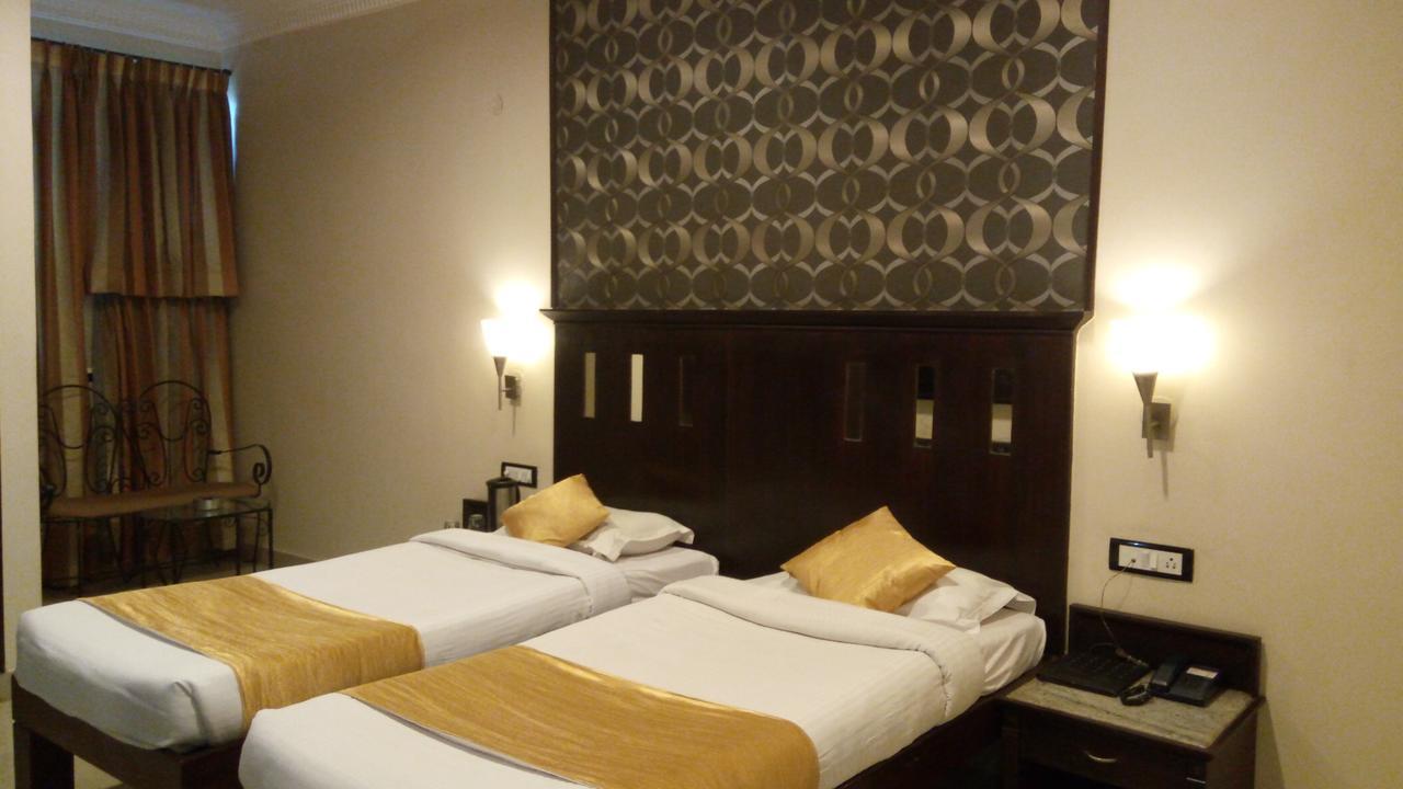 The Club Hotel Bangalore Exterior foto
